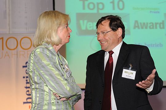 Gleich nach Verleihung diskutierten Marion Johl (Santander Bank) und Axel Berger (Car Garantie) über den Erfolg der Veranstaltung. (Archiv: Vogel Business Media)