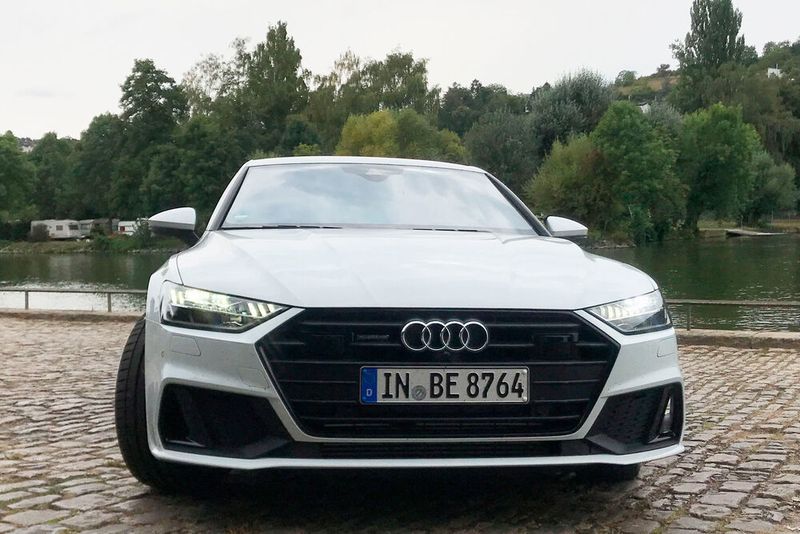 Eine lange Haube, schmale Scheinwerfer und der breite Grill dominieren die Front.  (Seyerlein/»kfz-betrieb«)