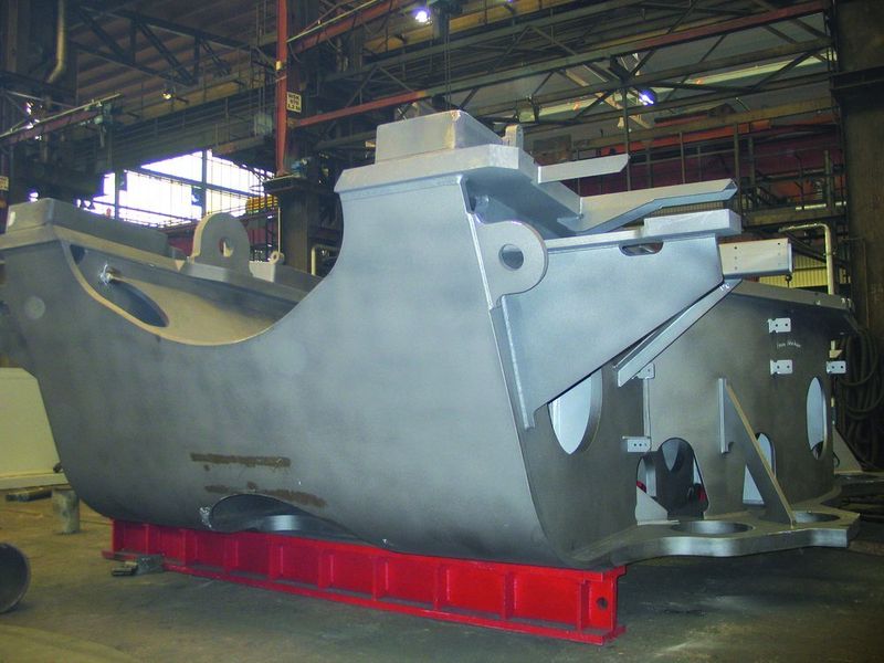 Eine zusätzliche Auslastungsquelle entsteht bei der Erfurter Umformtechnik beispielsweise durch die Montage eines Schiffsmotorengehäuses. Bild: Munde (Archiv: Vogel Business Media)