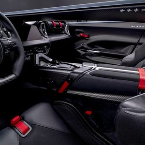 Sattelleder, Aluminium und viel mattiertes Carbon: Der Innenraum des V12 Speedster ist edel eingerichtet.(Bild:  Aston Martin)