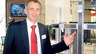 Michael Heid, Leiter Anwendungstechnik, Geschäftsbereich Lineartechnik der Schaeffler KG in Homburg: „Mit der neuen Baureihe MKUVS32-KGT entstand ein Kompakt-Linearmodul für den flexiblen Einsatz in allen Bereichen, in denen kleine bis mittlere Massen sicher, schnell, präzise und reproduzierbar positioniert oder bewegt werden müssen.“ Bild: Schäfer (Archiv: Vogel Business Media)