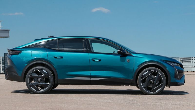 Peugeot stellt den neuen 408 vor: ein Kompaktfahrzeug und eine Mischung aus SUV und Coupé. Peugeot stellt den neuen 408 vor: ein Kompaktfahrzeug und eine Mischung aus SUV und Coupé.