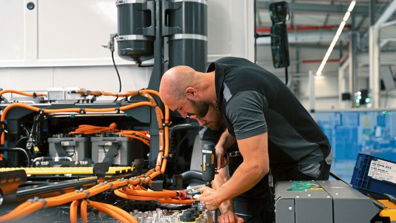 Riesige Batteriepakete und viele Hochvoltkabel statt Dieselmotor und -tank – so wie beim Mercedes-Benz E- Actros 600 sieht es künftig in immer mehr Lkw aus.(Bild:  Daimler Truck AG)