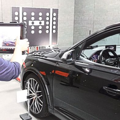 Mittlerweile gibt es zahlreiche "Universalsysteme", mit denen auch freie Werkstätten in Sachen FAS/ADAS allen voran die Kameras hinter Frontscheiben kalibrieren und einstellen können. Doch deren Bedarf ist offenbar begrenzt. (Bild: Dominsky – »kfz-betrieb« )