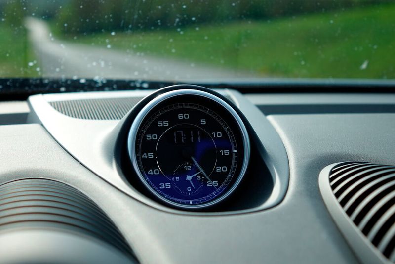 ... die obligatorische Uhr in der Mitte des Armaturenbretts. (Bild: Schreiner/»kfz-betrieb«)