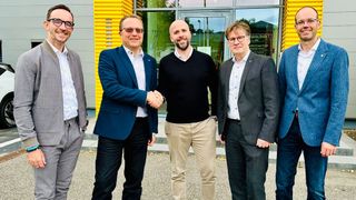 Die Schneider Gruppe wird Mazda-Partner: (v. li.) Sven O. Arnegger, Geschäftsführer Verwaltung, Organisation und Prozesse Schneider Gruppe; Marko Schneider, Inhaber und Geschäftsführer Finanzen und Personal Schneider Gruppe, mit Vertretern von Mazda Deutschland: Stefan Kampa, Direktor Netzstrategie und Kundenerlebnis, Tilo Tanski, Vertriebsaußendienst, und Klaus Eck, Händlernetzentwicklung. (Bild: Mazda)