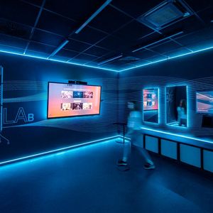 Das Landshuter „AI LAb“: Offen für alle Beschäftigten, um neue, KI-basierte Anwendungen auszuprobieren und live zu erfahren.(Bild:  BMW)