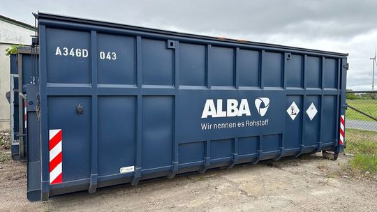 The recycler Alba Saxony-Anhalt GmbH has long distances to cover in the Stendal area for its disposal job. To know where the containers are located, they use IoT-based trackers from Sensolus – the black box at the top right, next to the warning bar.(Image: Sensolus)