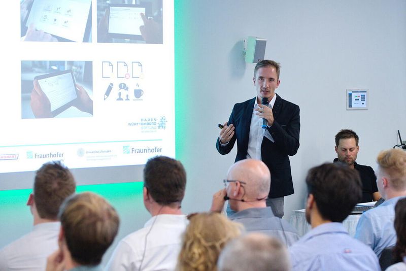 Er zeigte aktuelle Beispiele aus der Forschungslandschaft und Trends im Bereich der Interaktionsgestaltung.  (J. Untch / Vogel Communications Group GmbH & Co. KG)