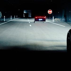 Bis zu fünf Pkw lassen sich parallel testen, inklusive der Simulation von Gegenverkehr und vorrausfahrenden Fahrzeugen.(Bild:  Mercedes-Benz)