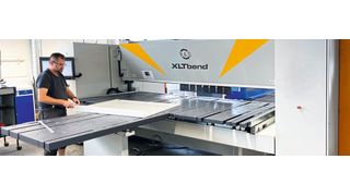 Anders als bei den Gesenkbiegepressen bleibt das Biegeteil beim Schwenkbiegen auf dem Anschlagsystem liegen. (Bild: RAS)