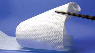 Empa-Forscher entwickeln ein Verbandsmaterial mit antibakteriellen Eigenschaften. Es könnte statt einfacher Gaze für eine bessere Wundheilung eingesetzt werden (Symbolild). (Bild: gemeinfrei, HeungSoon)