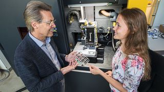 Professor Frank Mücklich bespricht laserstrukturierte Proben mit Masterstudentin Laura Ulrich. (Bild: © Oliver Dietze)