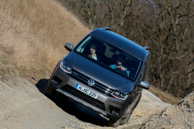 Auch größere Neigungen bewältigt der Caddy Alltrack mit Bravour. (VW)