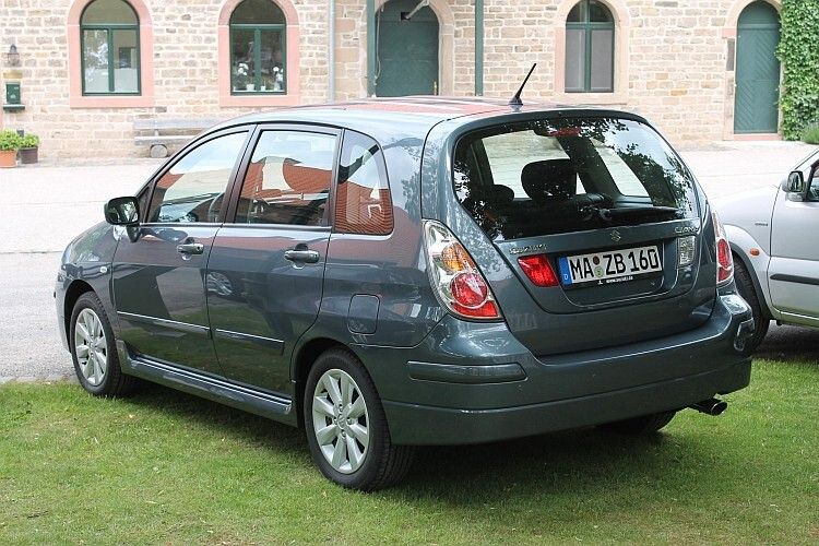 „Life In A New Age“: das soll die Botschaft sein, die sich hinter dem Namen des Liana verbirgt. Das Modell mit Steilheck wurde 2001 auf den Markt gebracht. (Foto: Suzuki)