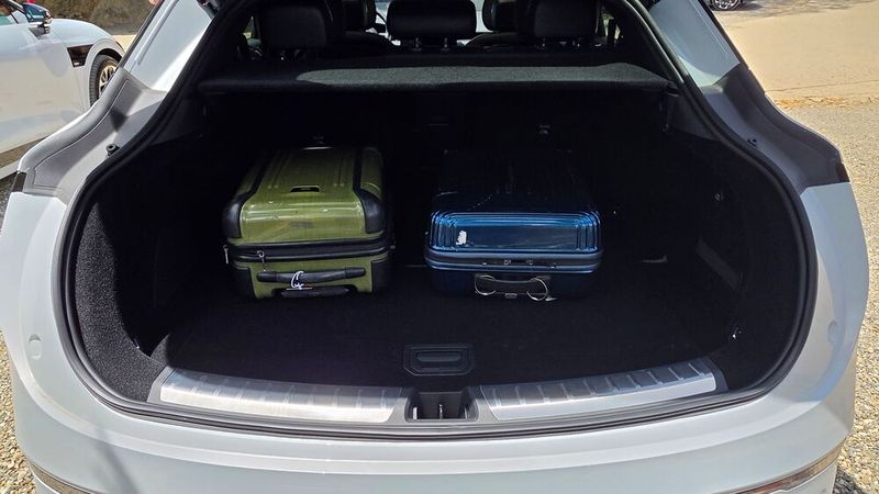 Der Kofferraum fasst 456 Liter und verfügt über eine Unterflurabdeckung. Dazu gesellt sich ein Frunk, der 65 Liter in der heckangetriebenen Version und 32 Liter in der Allradversion fasst. (Bild: Mauritz – VCG)