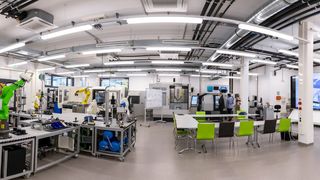 An der TU Graz öffnet die Smart Factory - auf 300 m² können Unternehmen hier ihre Fertigungskonzepte testen. (Lunghammer / TU Graz)