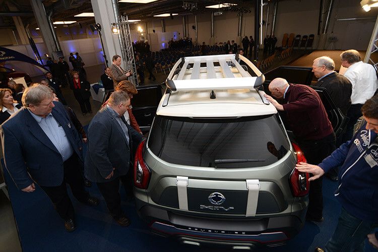 Die Partner nehmen das neue Modell in Augenschein. (Vogel Business Media)