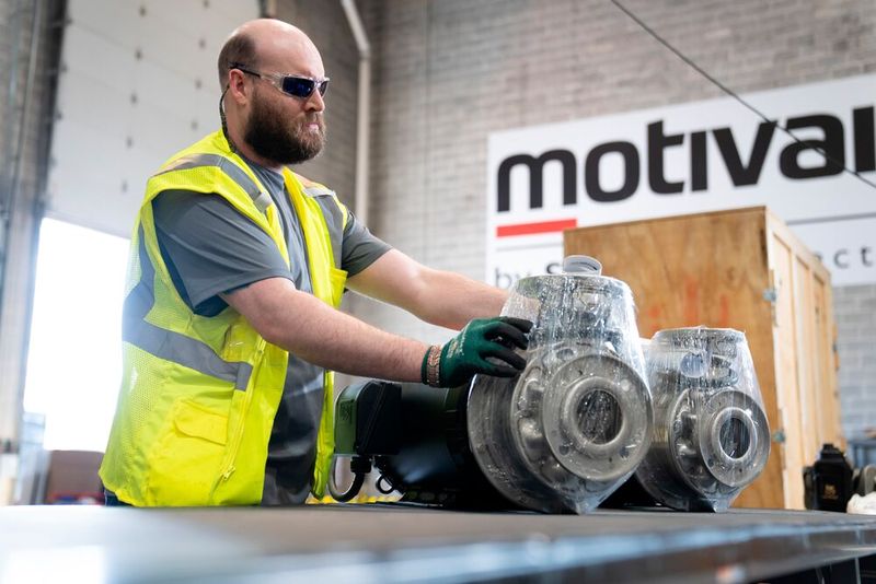 Die Coolant Distribution Units enthalten Pumpen, steuern den Wasserdruck und sorgen für die Filterung.  (Bild: Schneider Electric)