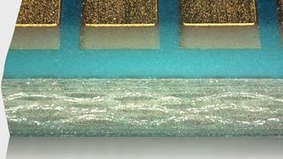 Mikroskopaufnahme der per Laser geschnittenen Kante einer Leiterplatte: Glatte Oberfläche, schneller Schnitt. Mit Picoline-Systemen von Lpkf sollen sich die gängigen Leiterplattenmaterialien in kürzester Zeit sauber und rückstandsfrei bearbeiten lassen.  (Lpkf)