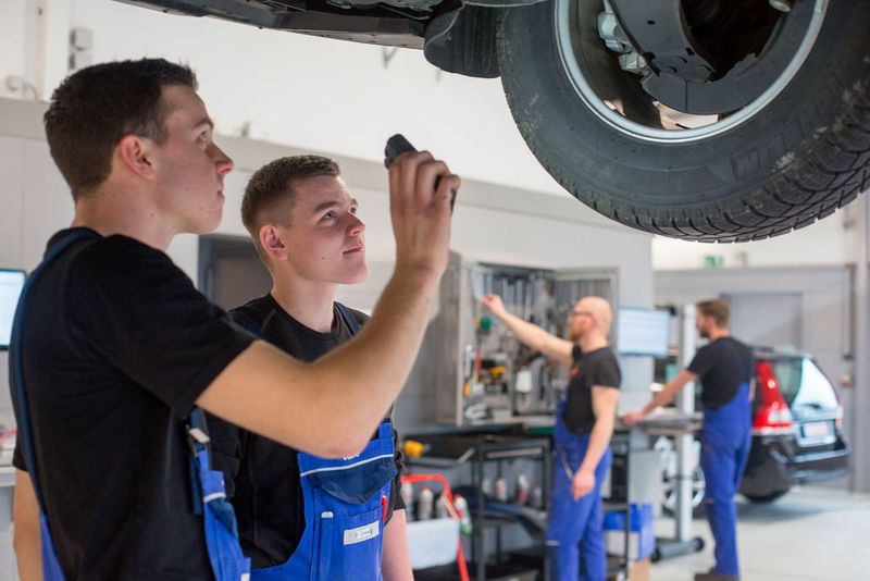 Die Kundendiensttechniker arbeiten immer zu zweit an einem Fahrzeug. (Volvo)