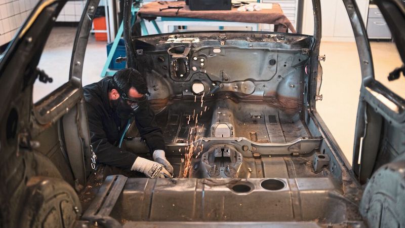 Nicht „so“ alt, aber dennoch bereits vom Rost gezeichnet: Im hinteren Fahrerfußraum muss ein nicht mehr kleiner Bereich des Bodenblechs des 205er erneuert werden. (Bild: Peugeot)