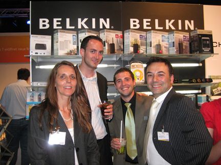 Claudia Giannino von Tech Data mit Jonathan Grassinger von Amazon.de und Gavin Holmes, Tech Data und Dimitri Mechteridis von Belkin (Archiv: Vogel Business Media)