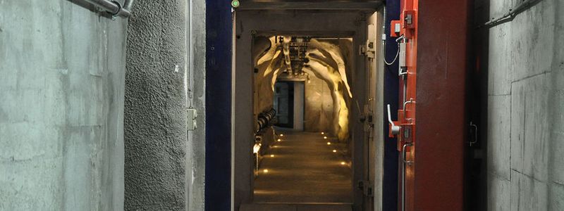 Das Rechenzentrum von Deltalis gilt als eines der sichersten. Im Felsen der Schweizer Berge, in einem ehemaligen Militärbunker, bietet es viele Vorteile. Mit einem DCIM-System hat der Betreiber weitere hinzugefügt. (Bild:  Deltalis)