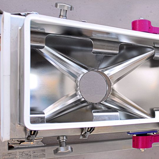 Die neue Langhub-Konti kombiniert produktschonendes Sieben mit einfachem Handling, vielfältigen Anpassungsoptionen und einer guten Reinigbarkeit. Die neue Langhub-Konti kombiniert produktschonendes Sieben mit einfachem Handling, vielfältigen Anpassungsoptionen und einer guten Reinigbarkeit.