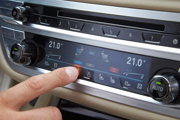 Die Klimaanlage wird nicht über Knöpfe, sondern per Touchpanel bedient. (Foto: BMW)