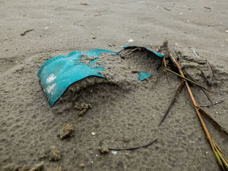 Müll- und Plastikreste, welche die Nordsee am Strand von St. Peter-Ording angespült hat. (Bild: Alfred-Wegener-Institut / Thomas Ronge (CC-BY 4.0))