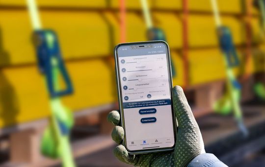 Die bewährte Zurr-App von Spanset ist jetzt offiziell TÜV-zertifiziert.(Bild:  Gorodenkoff - stock.adobe.com)