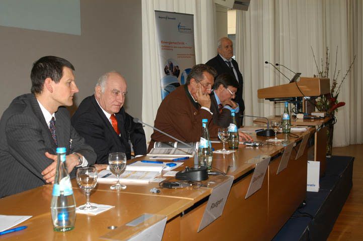 Das Podium war beim Kooperationsforum mit hochkarätigen Energieeffizienz-Experten besetzt. (Archiv: Vogel Business Media)