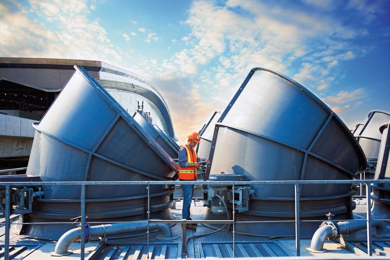 Cool bleiben: Es ist wichtig, die ganze Anlage zu betrachten, wie hier bei den Kühltürmen. (Bild: VIEWFOTO STUDIO - stock.adobe.com)