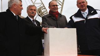 Startschuss für EnBW Baltic 1: EnBW legt Grundstein für den ersten kommerziellen Offshore-Windpark in der deutschen Ostsee (v.r.n.l.): Hans-Peter Villis, Vorstandsvorsitzender der EnBW Energie Baden-Württemberg AG, Erwin Sellering, Ministerpräsident des Landes Mecklenburg-Vorpommern, Jürgen Seidel, Wirtschaftsminister des Landes Mecklenburg-Vorpommern, Dr. Hans-Josef Zimmer, Mitglied des Vorstands der EnBW Energie Baden-Württemberg AG  (Bild: EnBW)