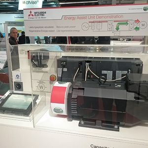 Die Energy Assist Unit von Mitsubishi Electric stellt eine Möglichkeit dar, regenerative Energie von Servomotoren größer 30 kW in die Anlage zurückzuspeisen und Energiespitzen zu reduzieren.