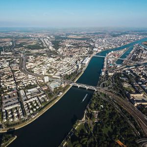 10. BASF – Ludwigshafen: 
Der größte europäische Standort von BASF mit dem meisten Flächenumfang liegt in Ludwigshafen am Rhein. Insgesamt verfügt der deutsche Chemiekonzern dort über 1000 ha von denen noch 59 ha als Freifläche zu Verfügung stehen. Damit ist Ludwigshafen der zehnt größte Chemiestandort in ganz Europa und gleichzeitig das größte zusammenhängende Chemieareal der Welt, das im Besitz von nur einem Unternehmen ist. Im Stammwerk von BASF arbeiten schätzungsweise ein Drittel der Konzernmitarbeiter und sieben der 13 Unternehmensbereiche sind vor Ort vertreten. Laut Angaben des Unternehmens bietet der Standort rund 39.000 Jobs und verfügt über 200 Produktionsbetriebe. 
