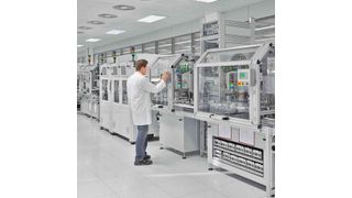 Dezentrale Schaltkästen befinden sich an jedem Modul der Fertigungsstraße. (Bild: Phoenix Contact)