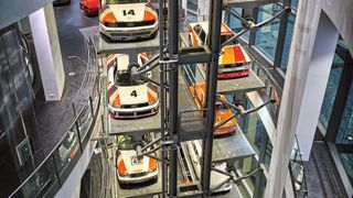 Der bekannte Paternoster im Audi-Museum nimmt die neuen Ausstellungsstücke in Sachen Motorsport auf. Statt fünf bekommen Besucher nun 14 ständig ausgestellte Exponate zu sehen. (Bild: Audi AG)