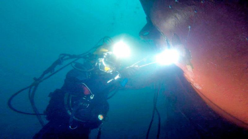 Dazu musste zunächst eine wasserdichte Glocke über den Flossenkasten gesetzt werden, damit der Stabilisator im Trockenen montiert werden konnte.  (Puertos de Tenerife / SKF)