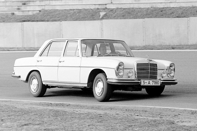 Die Modellpflege im Frühjahr 1968 brachte den Übergang von der mechanischen zur elektronischen Benzineinspritzung.  (Daimler)
