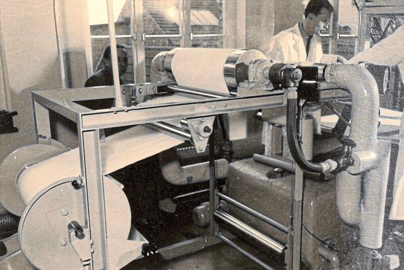 Die erste Tiefziehmaschine automatisierte 1960 Membranproduktion.  (Sartorius)