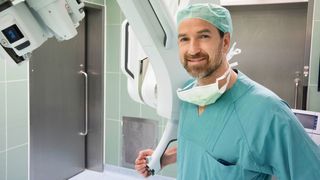 Professor Peter Grimminger arbeitet in Mainz mit dem neu in Europa zugelassenen Da-Vinci-SP-System. (Bild: Universitätsmedizin Mainz / Thomas Böhm)