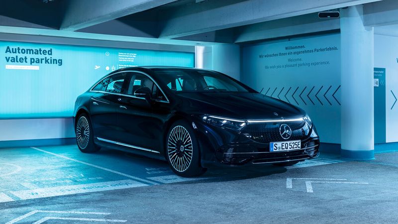 ...und parkt ein. (Bild: Mercedes-Benz)