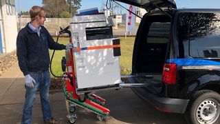 Waren, die zuvor von bis zu vier Personen ausgeliefert werden mussten, können mit dem elektrischen Treppensteiger von nur einem Mitarbeiter bewältigt werden. (Bartels)