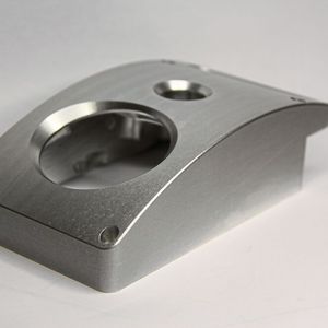 Bei diesem Aluminium-Gehäuse für eine Handbedieneinheit stehen ästhetische Ansprüche an die Oberfläche nach dem Gleitschleifen, Glasperlenstrahlen und Eloxieren im Vordergrund.(Bild:  Circle)