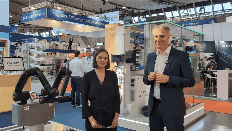 Melanie Ehrhardt (leitende Online-Redakteurin) und Mark Grötzinger (Head of Business Development Warehouse Automation & Intralogistics bei Bosch Rexroth) während des Kurzinterviews auf der LogiMat 2026. (Bild:  DM Magazin)
