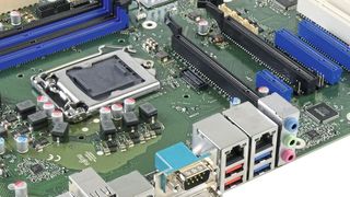 Fujitsu D3646-S: ATX-Board mit sieben Erweiterungsslots (Bild: Fujitsu)