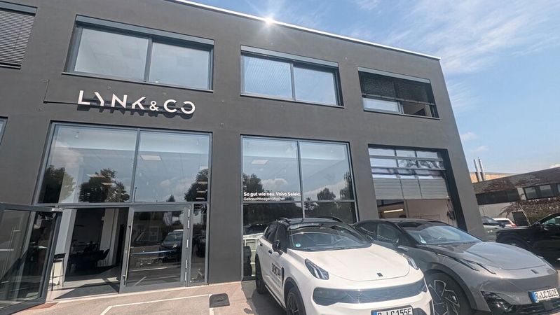 Der Lynk & Co.-Store liegt, räumlich komplett getrennt, direkt neben dem Volvo-Showroom.(Bild:  Mauritz – VCG)
