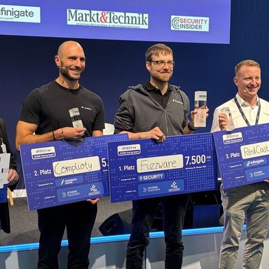 Tobias Scharnowski (Mitte) gewann beim Athene Startup Award UP26@it-sa für Fuzzware 7.500 Euro. Er konnte sich gegen die anderen vier Finalisten durchsetzen: (v.l.n.r.) Guilherme Santos von Blindsight, Dr. Markus Hornsteiner von Complioty, Stefan Köhler von Redcastle und Adam Lundqvist von Squr.  (Bild: Vogel IT-Medien GmbH)